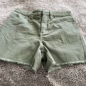 Carve designs brand new light weight corduroy celery colored shorts.